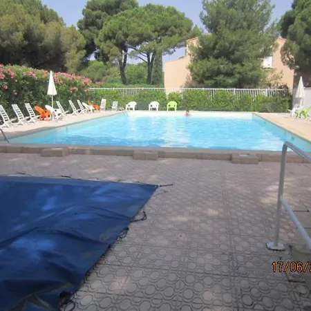 5 Personnes Dans Avec Piscine Et Tennis 아파트 아그