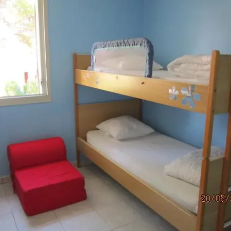 5 Personnes Dans Avec Piscine Et Tennis *