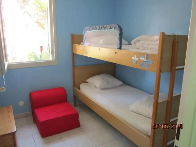 5 Personnes Dans Avec Piscine Et Tennis *